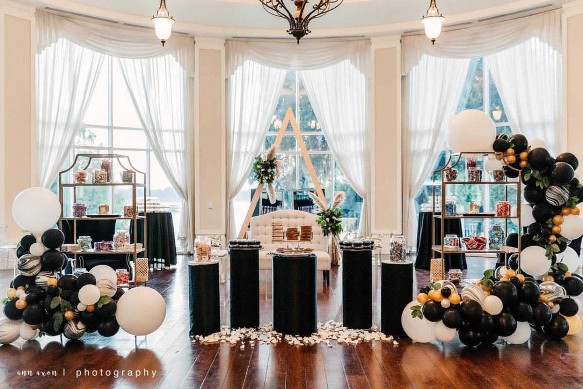 Indoor décor with balloon arches